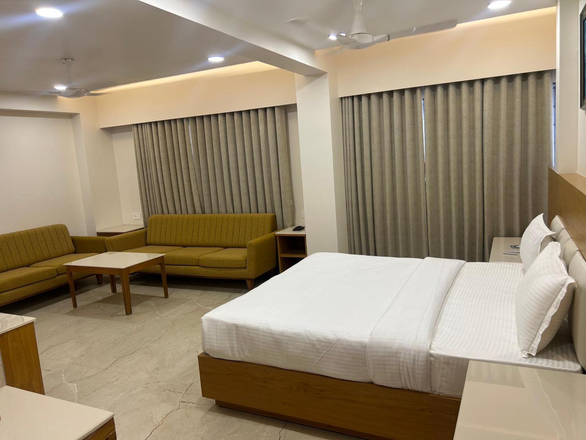 Hotel Flourish International Ahmadabad Zewnętrze zdjęcie